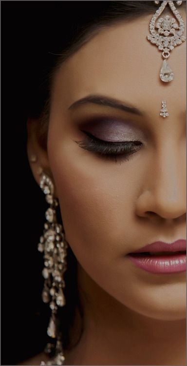 Buying a Premium Bindi ? How Can It Be Used Again?